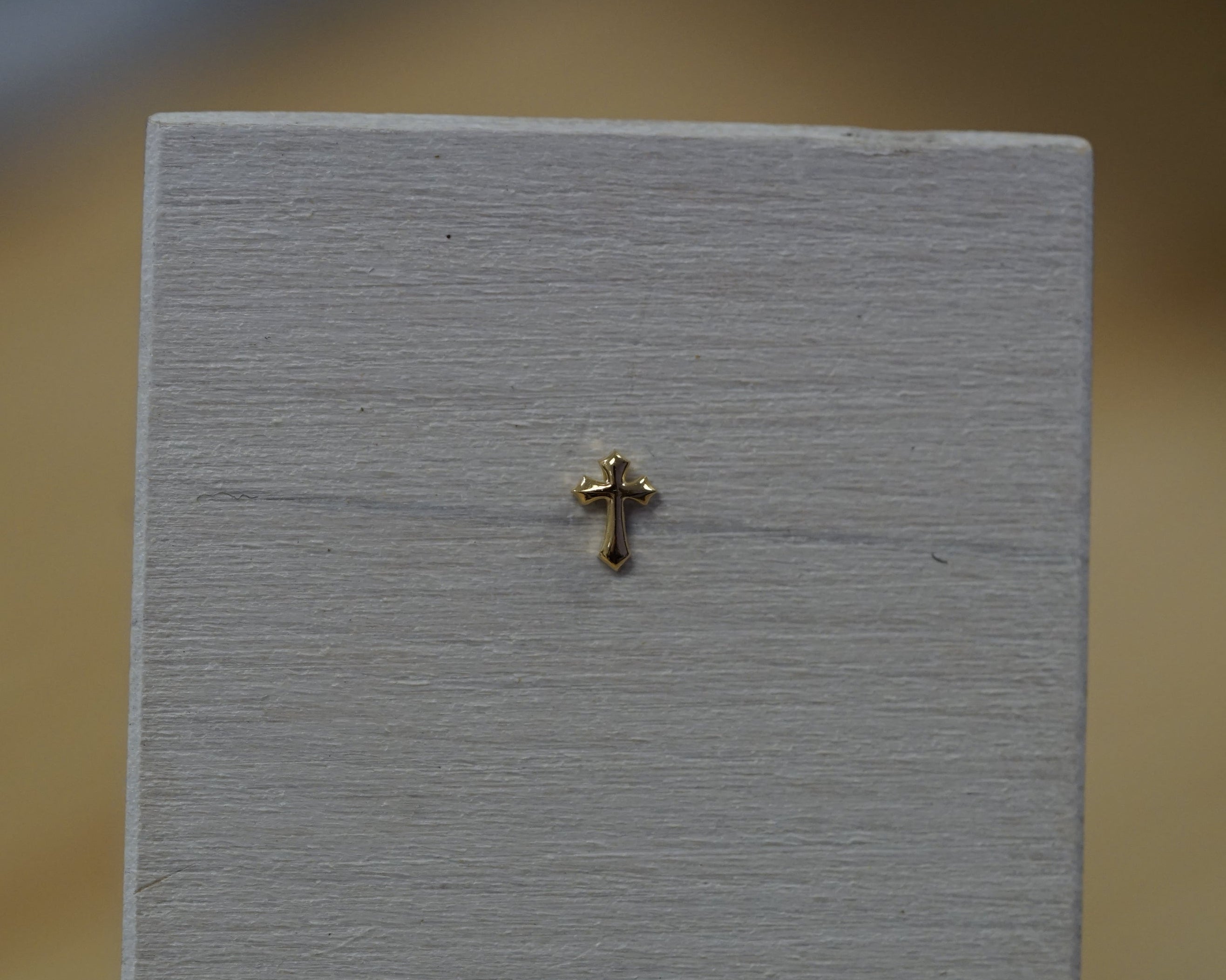18k Gold Gothic Cross End (threadless)